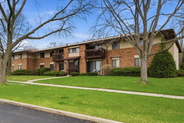 345 Park Hill Dr, Pewaukee, WI 53072