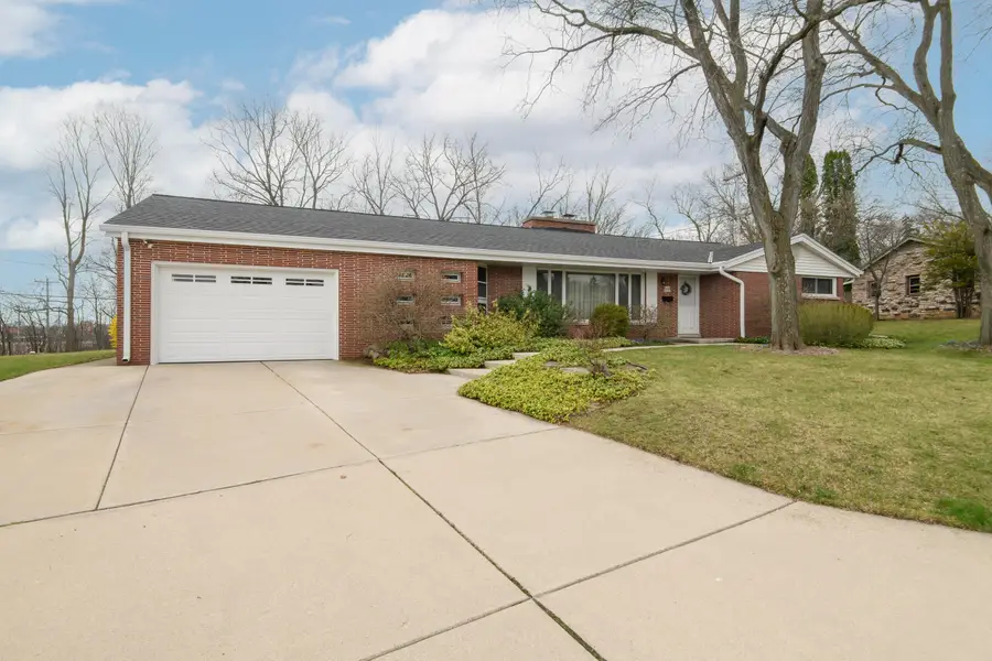 W160N8462 Donald Ct, Menomonee Falls, WI 53051 - #2