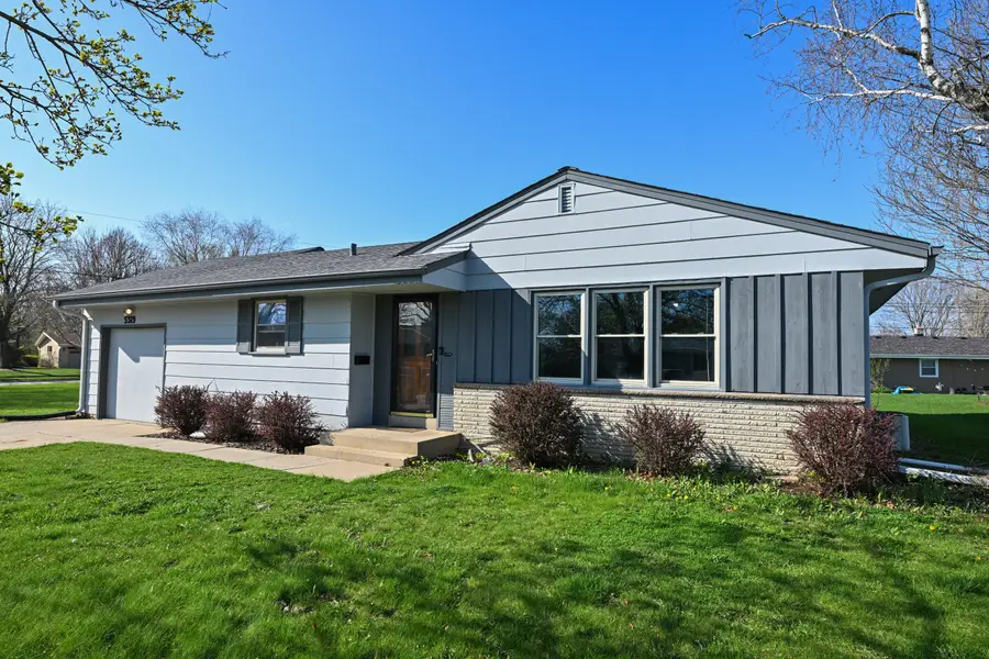 5319 Lakeside Dr, Greendale, WI 53129 - #2