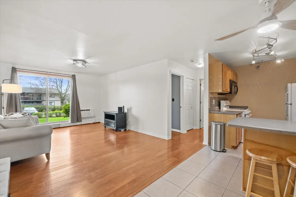 6143 W Howard Ave, Greenfield, WI 53220 - #1