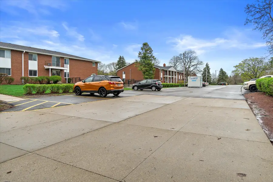 6143 W Howard Ave, Greenfield, WI 53220 - #3