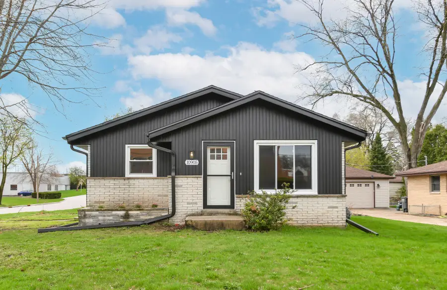 10905 W Potter Rd, Wauwatosa, WI 53226 - #2