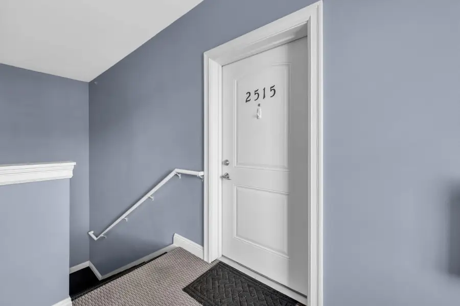 2515 W Colonial Woods Dr, Oak Creek, WI 53154 - #3