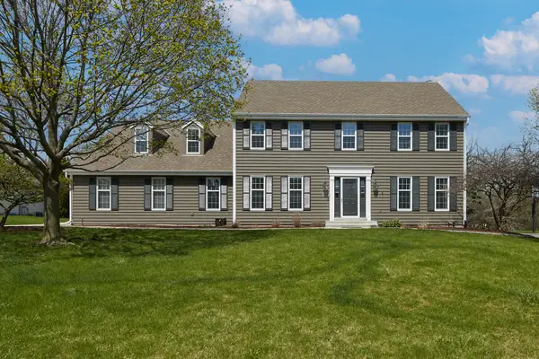 N49W16206 Graysland Dr, Menomonee Falls, WI 53051