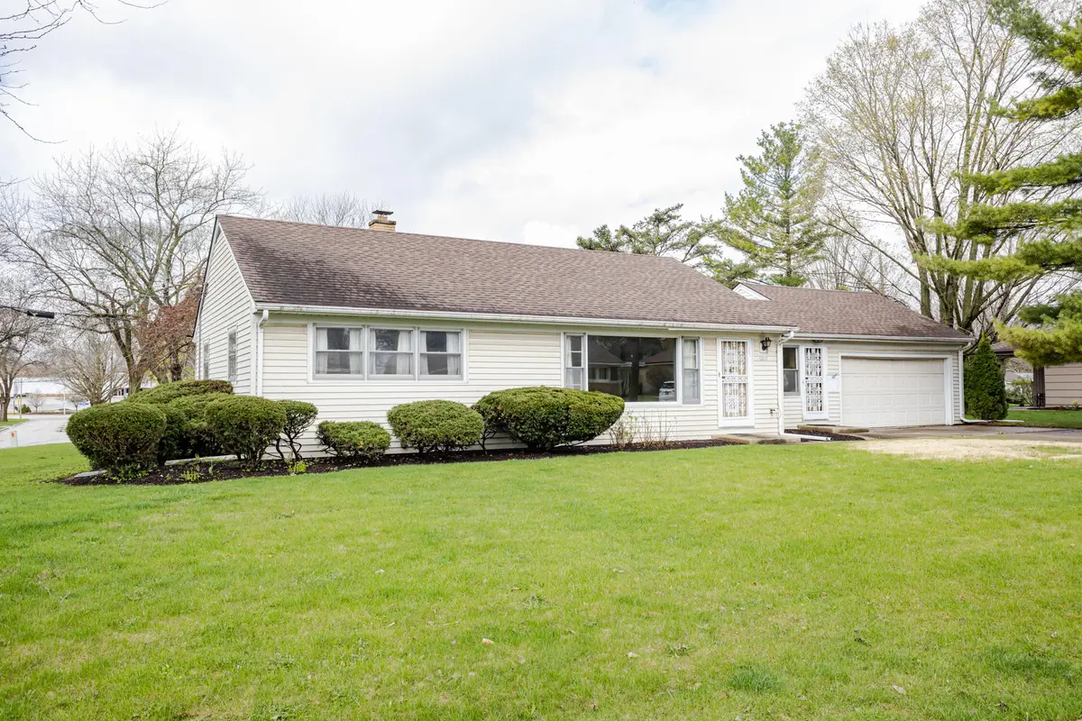 3211 N 106th St, Wauwatosa, WI 53222 - #1