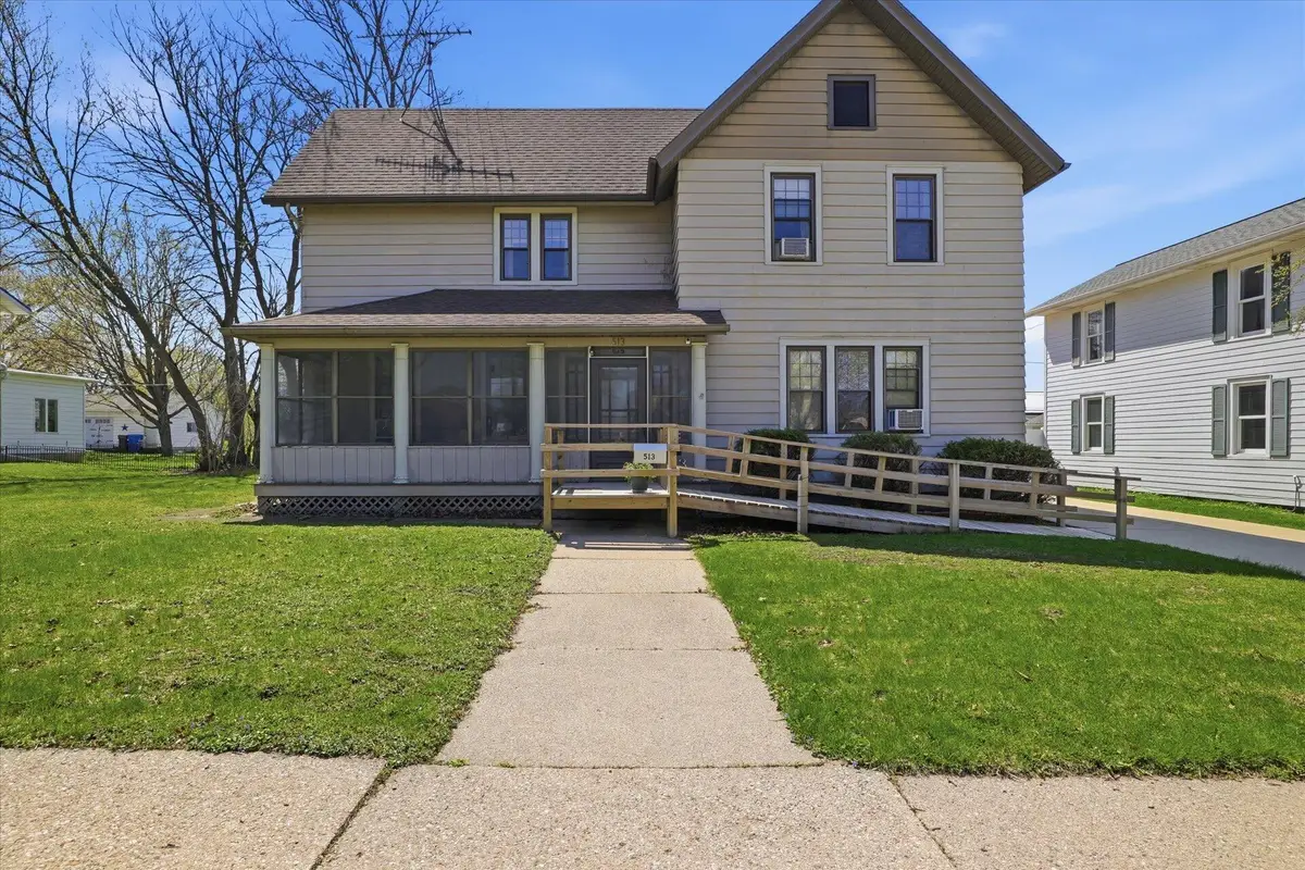 513 Clyman St, Watertown, WI 53094 - #1