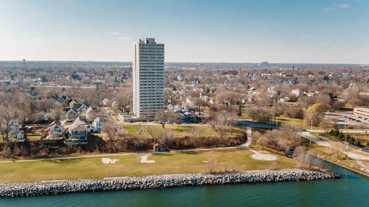 2525 S Shore Dr, Milwaukee, WI 53207 - #1