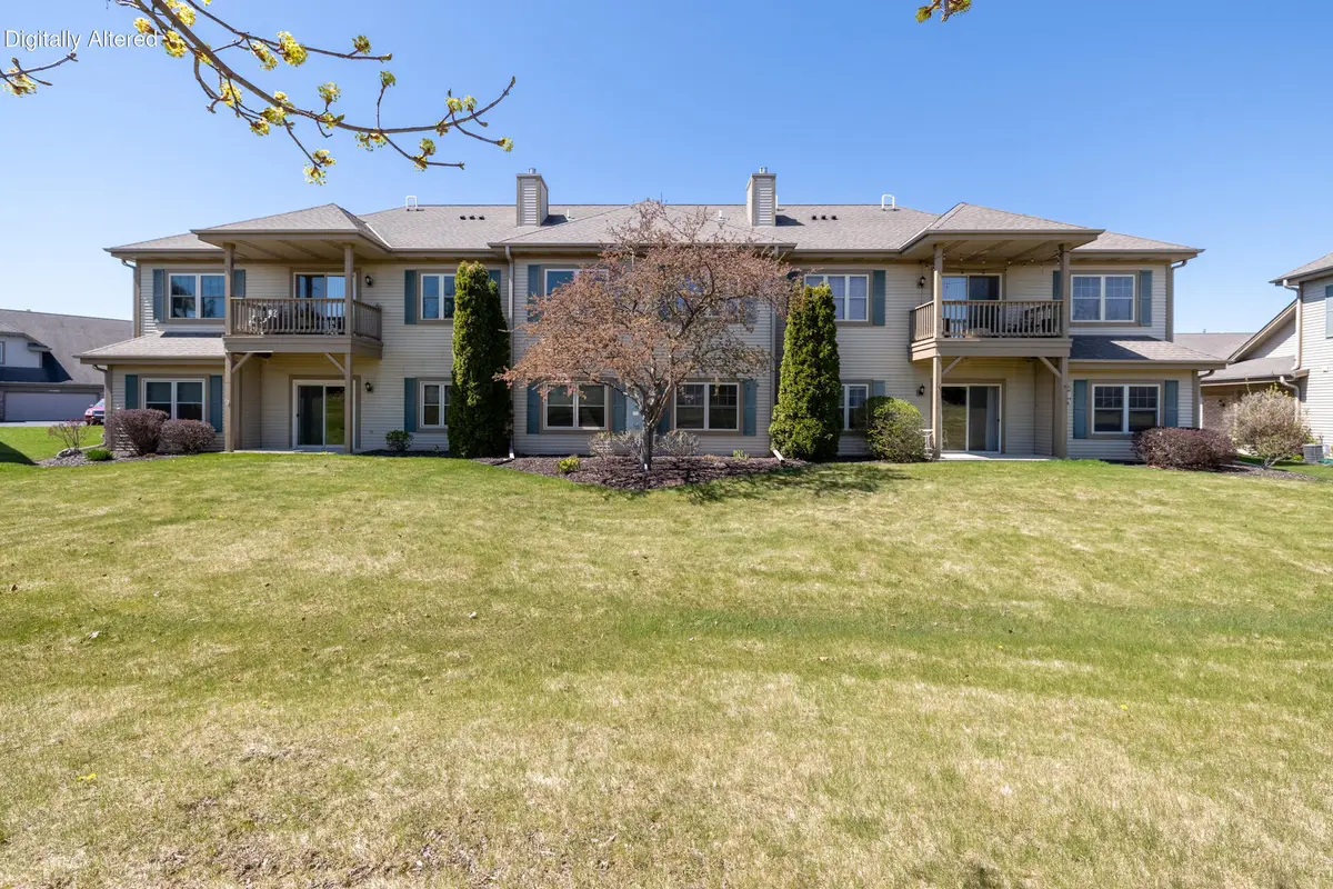 W55W17164 Ravenwood Dr, Menomonee Falls, WI 53051 - #1