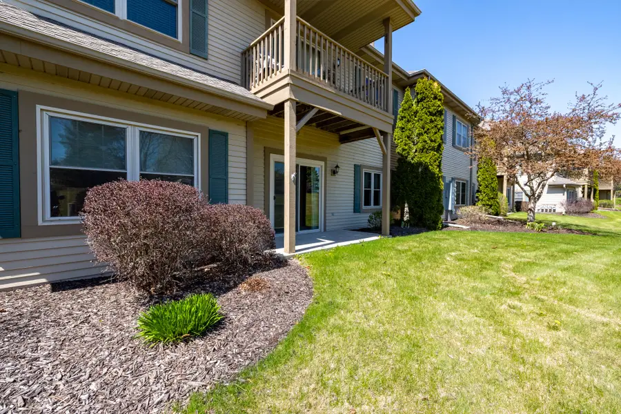 W55W17164 Ravenwood Dr, Menomonee Falls, WI 53051 - #2