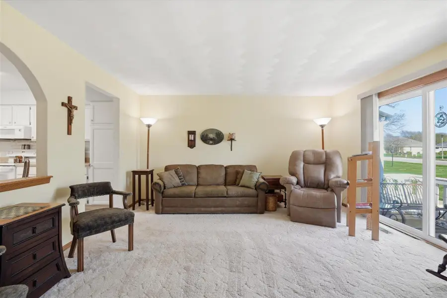 628 Westbury Ln, Delavan, WI 53115 - #3