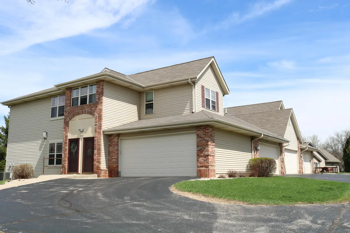 1022 E Woodview Ct, Slinger, WI 53086 - #1
