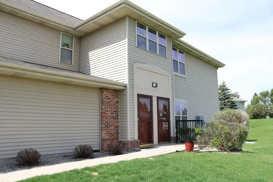 1022 E Woodview Ct, Slinger, WI 53086 - #2