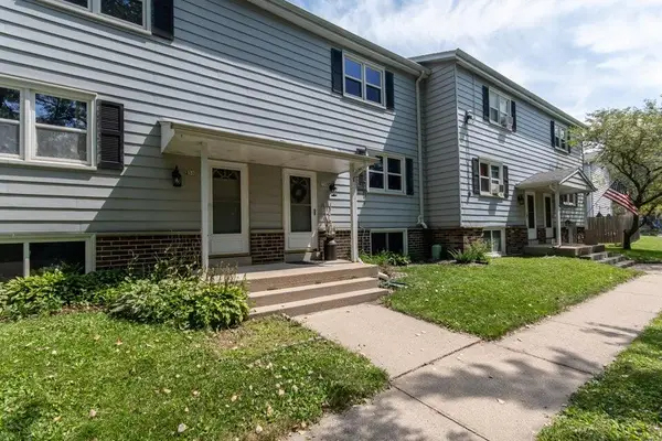 228 Wolf Dr, Dousman, WI 53118