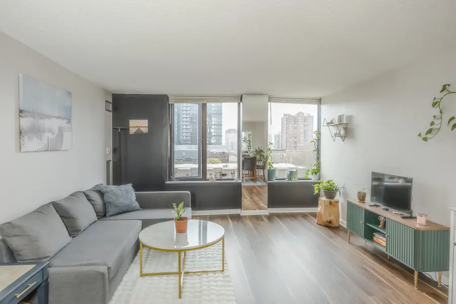 929 N Astor St, Milwaukee, WI 53202 - #2