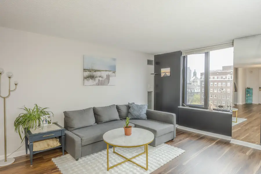 929 N Astor St, Milwaukee, WI 53202 - #3