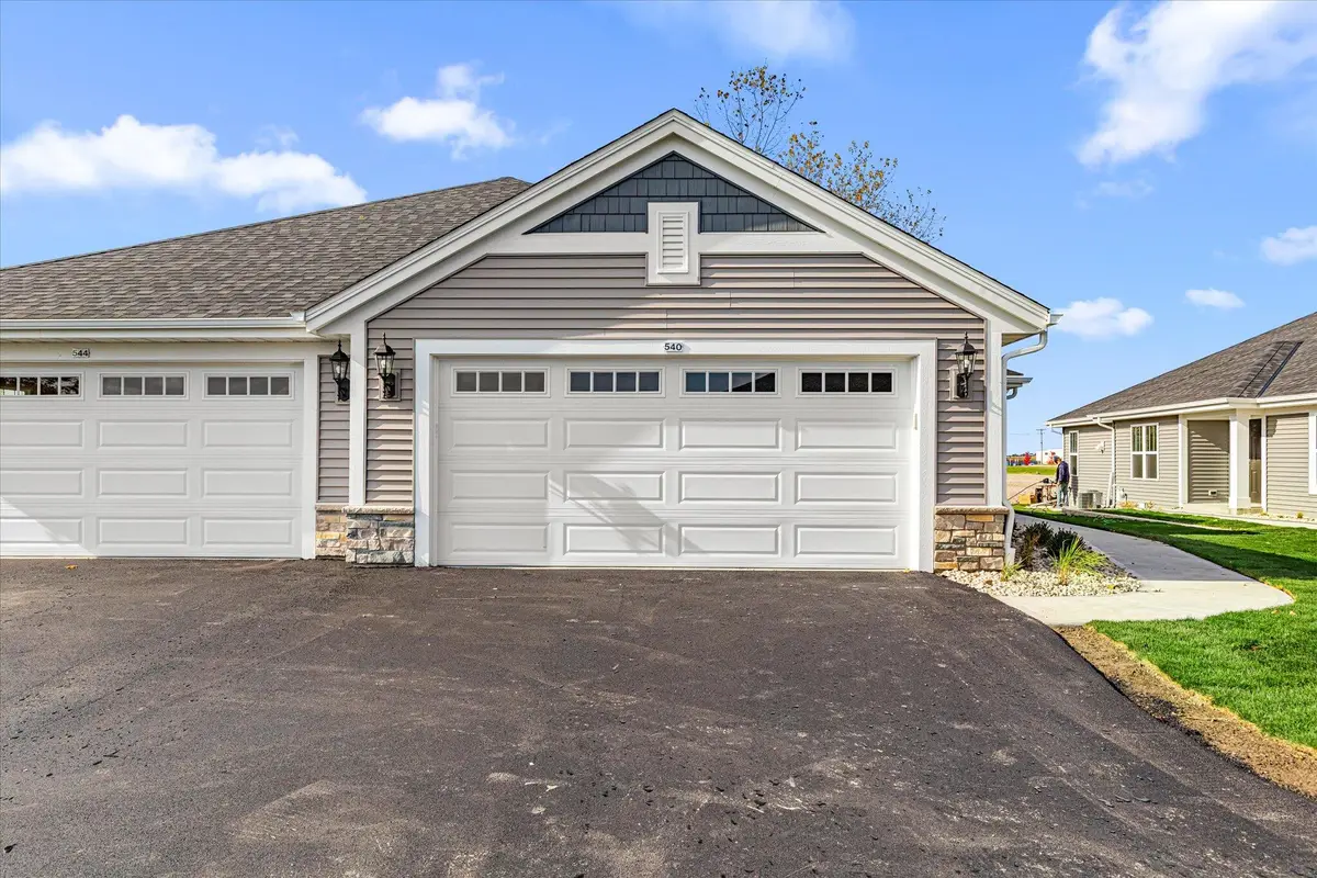 540 Hunter Oaks Blvd, Watertown, WI 53094 - #1