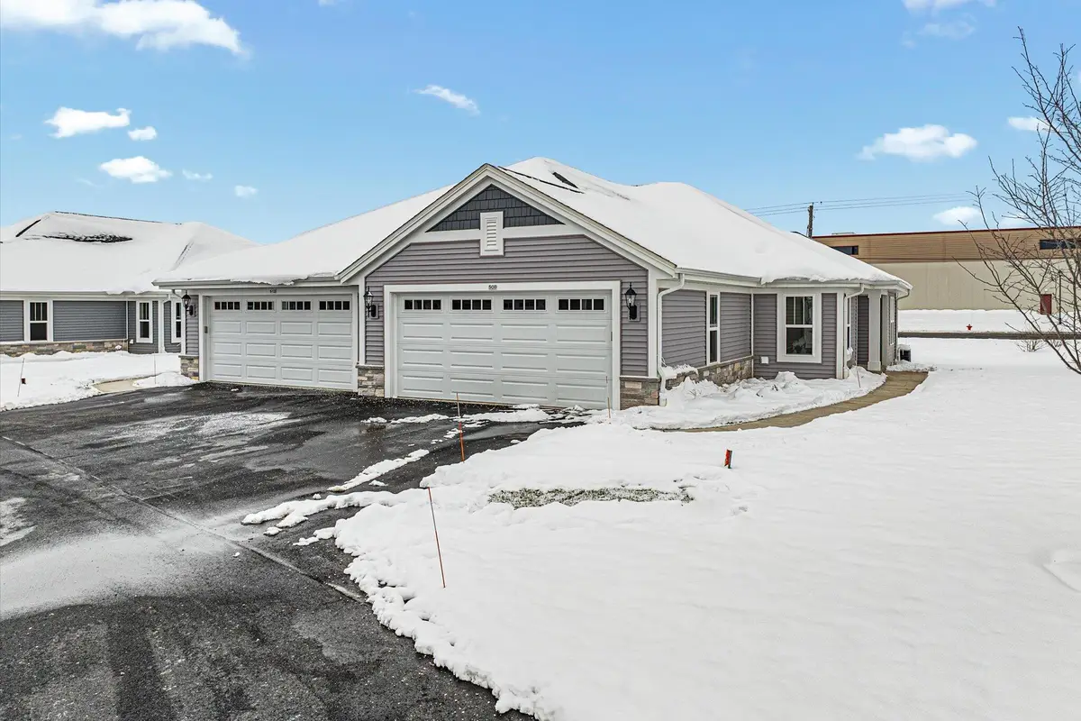 508 Hunter Oaks Blvd, Watertown, WI 53094 - #1
