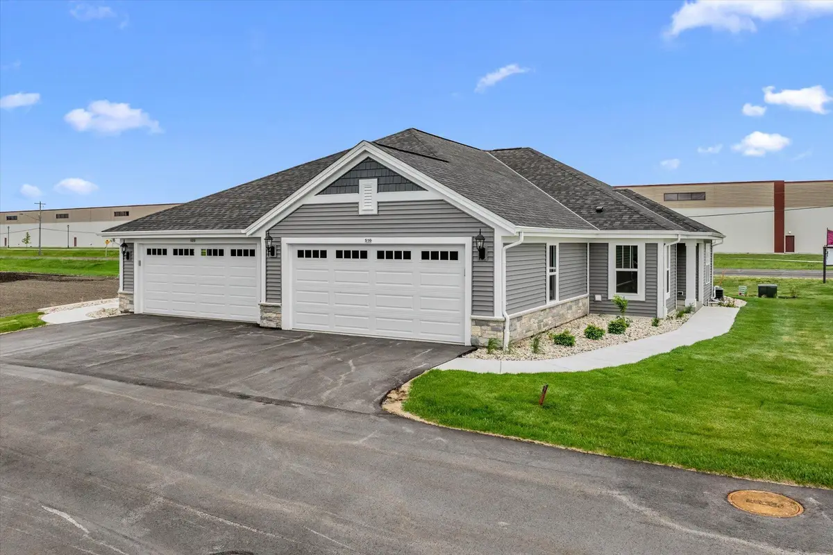 516 Hunter Oaks Blvd, Watertown, WI 53094 - #1