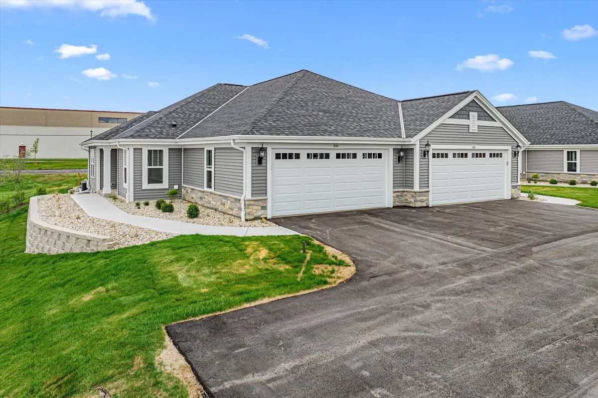 520 Hunter Oaks Blvd, Watertown, WI 53094 - #1