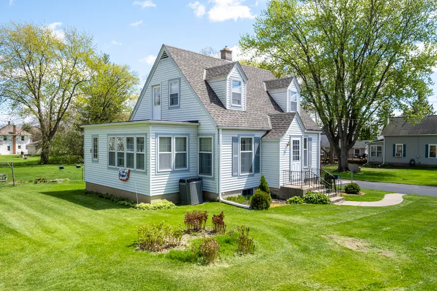 310 Zion St, Hartland, WI 53029 - #2
