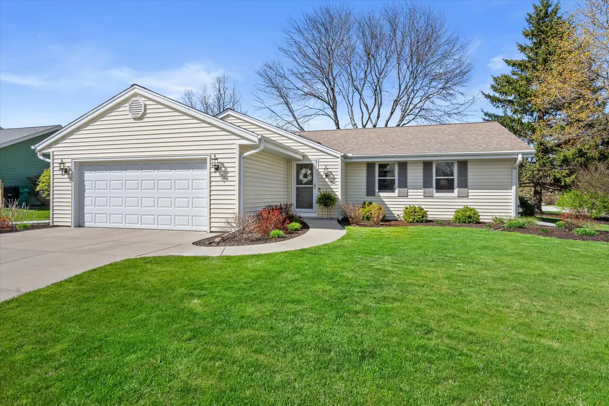 N76W15272 Prairie Ln, Menomonee Falls, WI 53051 - #1