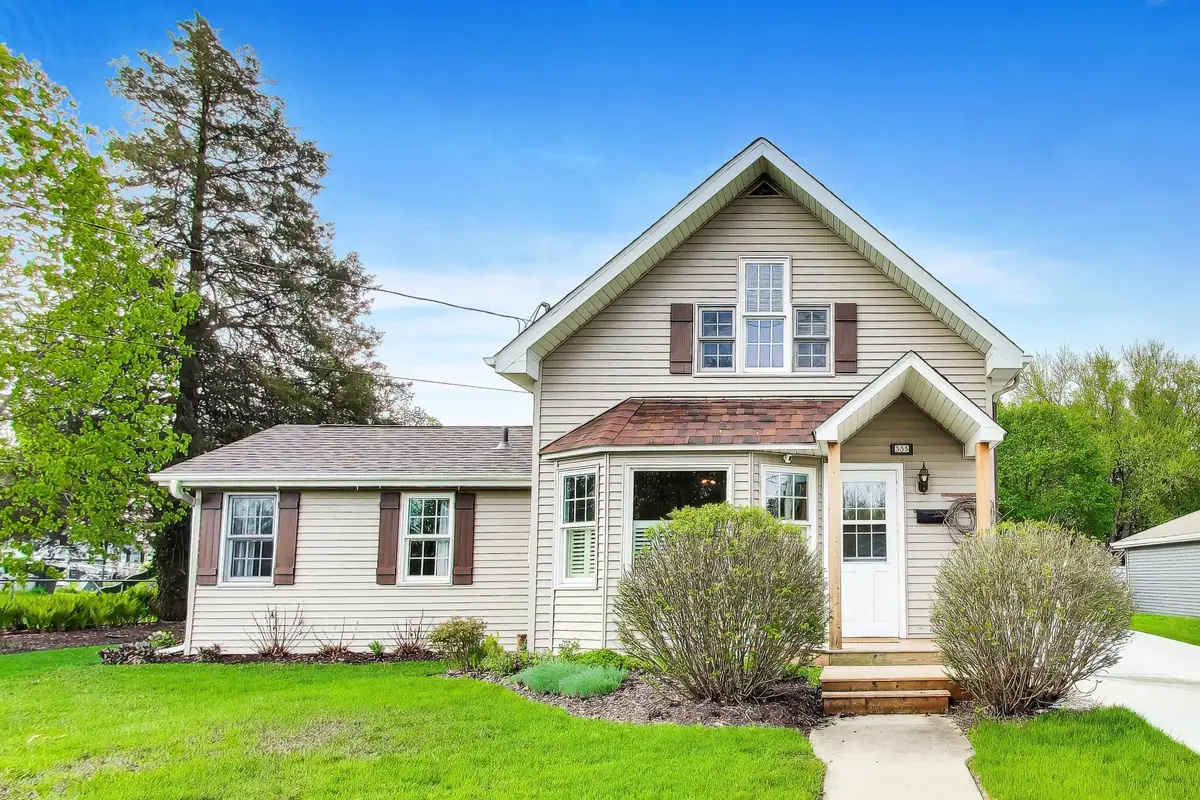 335 Howard St, Walworth, WI 53184 - #1