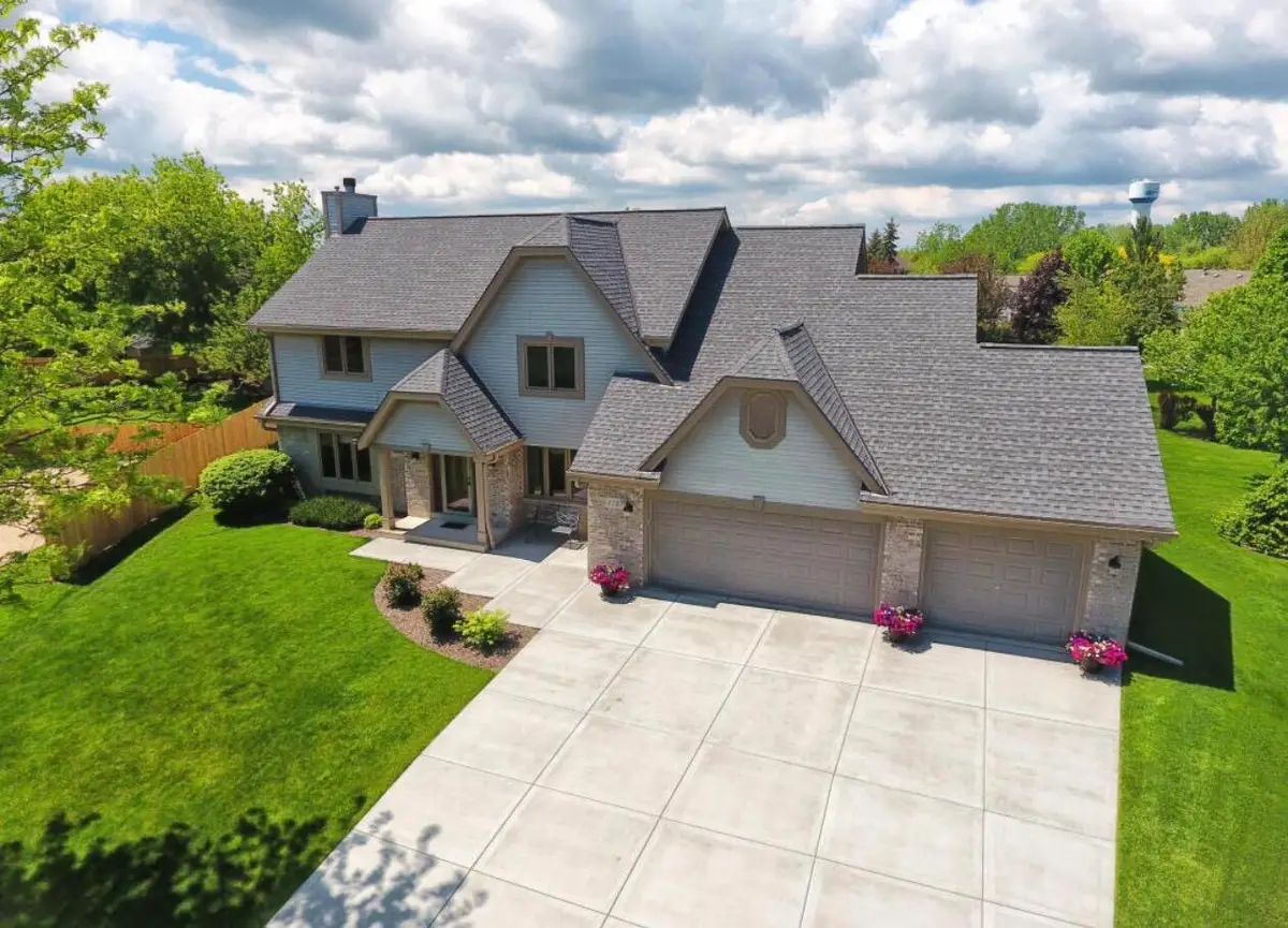 8187 S Four Oaks Ct, Franklin, WI 53132 - #1