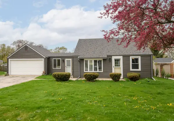 W271N2563 Pear Tree Ln, Pewaukee, WI 53072