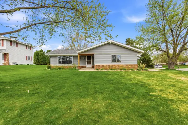 10653 Beacon Hill Ct W, Franklin, WI 53132