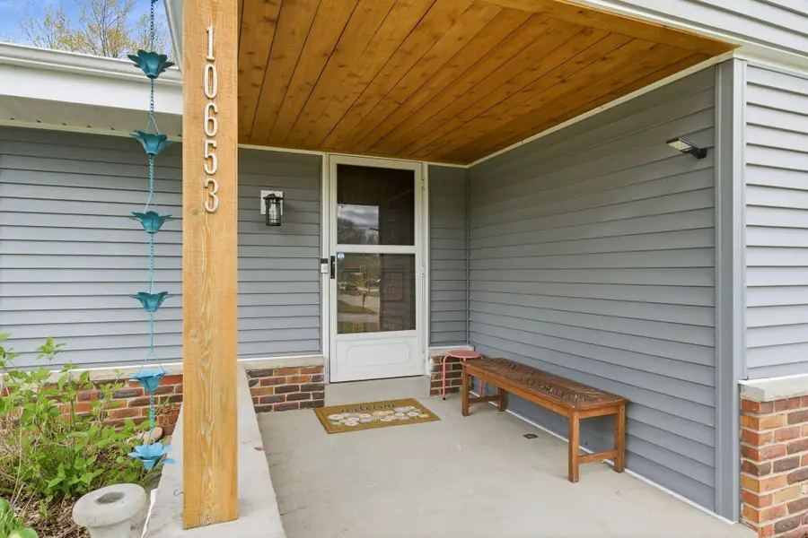 10653 Beacon Hill Ct W, Franklin, WI 53132 - #2