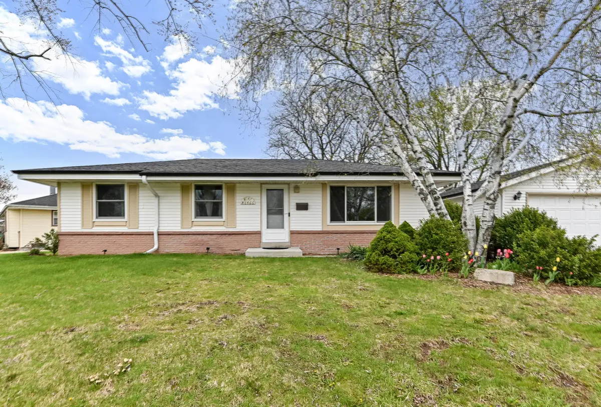 W147N8466 Manchester Dr, Menomonee Falls, WI 53051 - #1