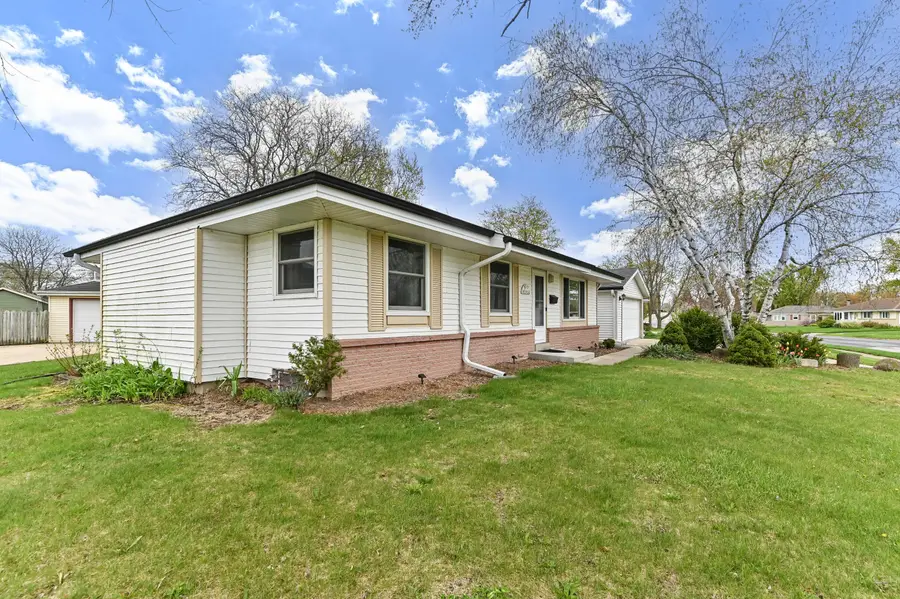 W147N8466 Manchester Dr, Menomonee Falls, WI 53051 - #3