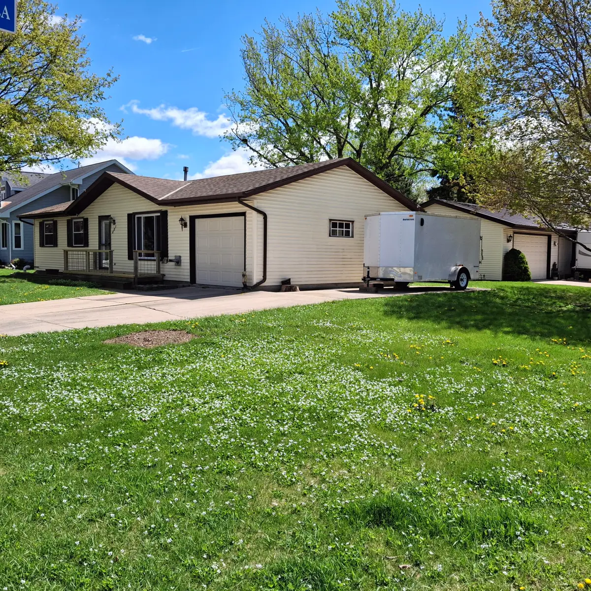 221 Robert St, Watertown, WI 53098 - #1