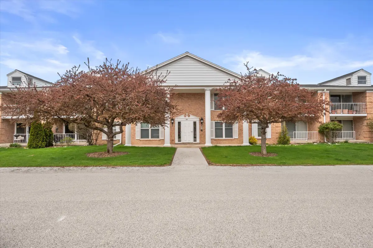 940 W Heritage Ct, Mequon, WI 53092 - #1
