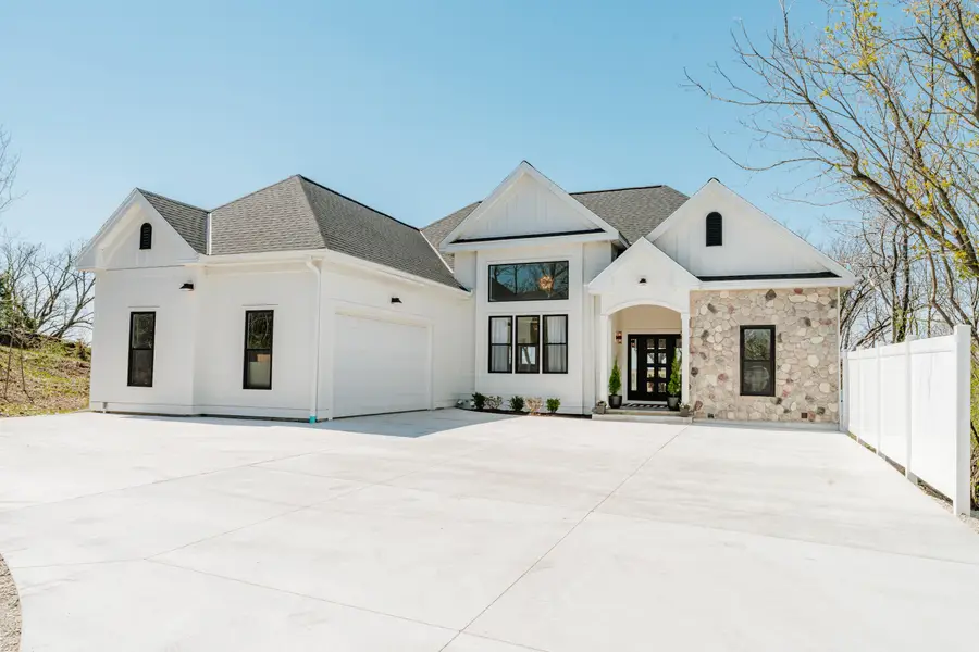 1835 N Davies Dr, Summit, WI 53066 - #2