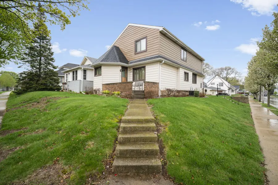 2201 S 74th St, West Allis, WI 53219 - #2