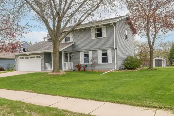 8160 S Wildwood Dr, Oak Creek, WI 53154
