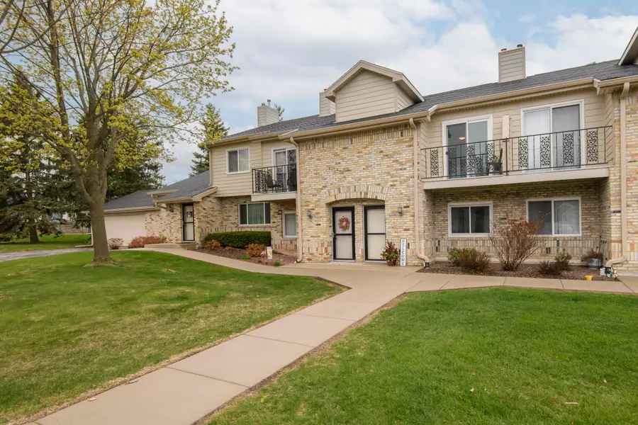 1132 W Baldwin Ct, Mequon, WI 53092 - #2