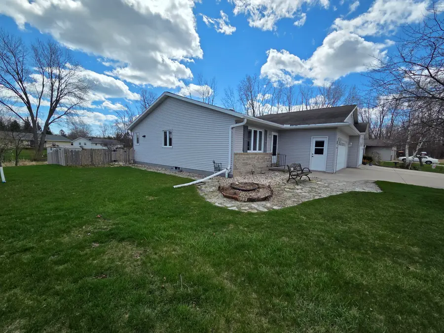 2209 Virginia Dr, Manitowoc, WI 54220 - #2