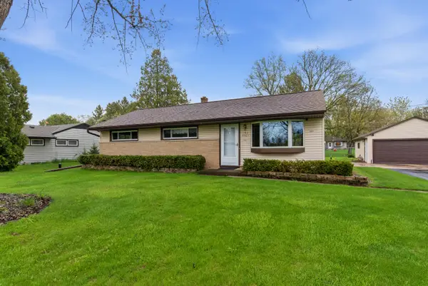 W202N9524 Club Cir, Menomonee Falls, WI 53051