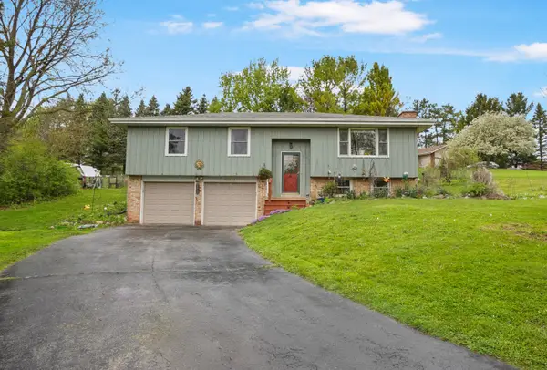W293S3017 Ancestral Dr, Genesee, WI 53188