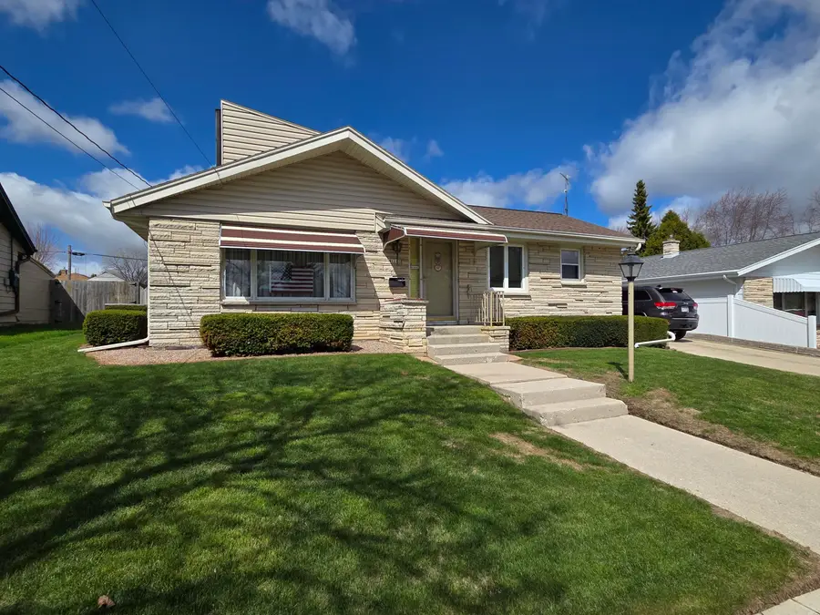 1212 S 35th St, Manitowoc, WI 54220 - #2