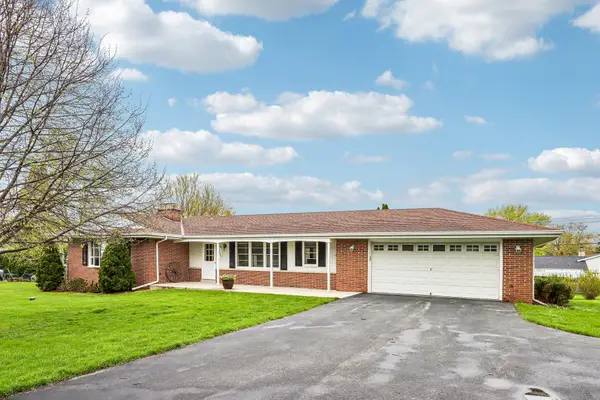 18660 Arcadia Pl, Brookfield, WI 53045