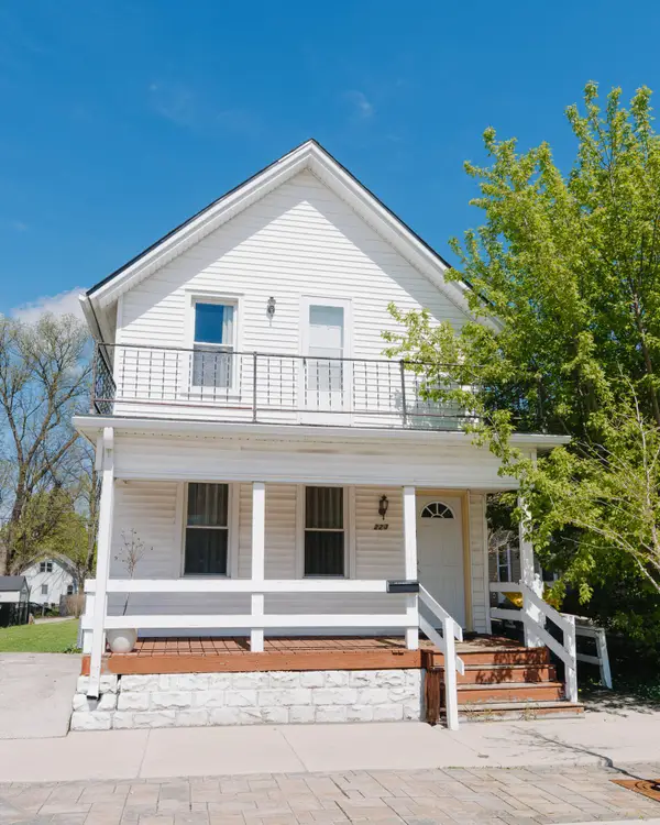 223 NW Barstow St, Waukesha, WI 53188