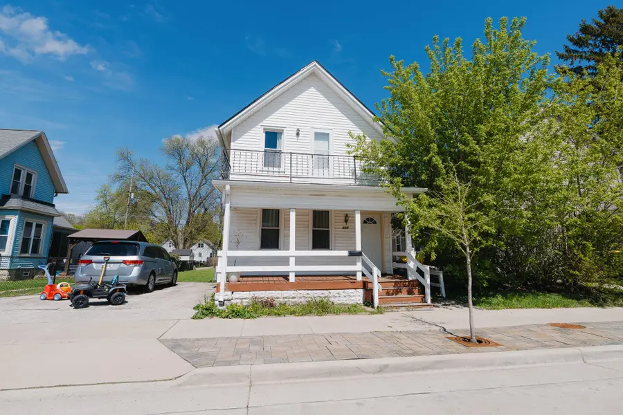 223 NW Barstow St, Waukesha, WI 53188 - #2