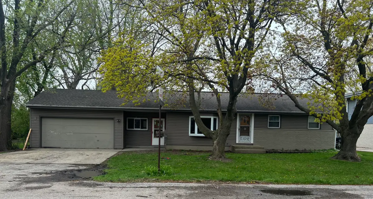 3704 S 56th St, Greenfield, WI 53220 - #1