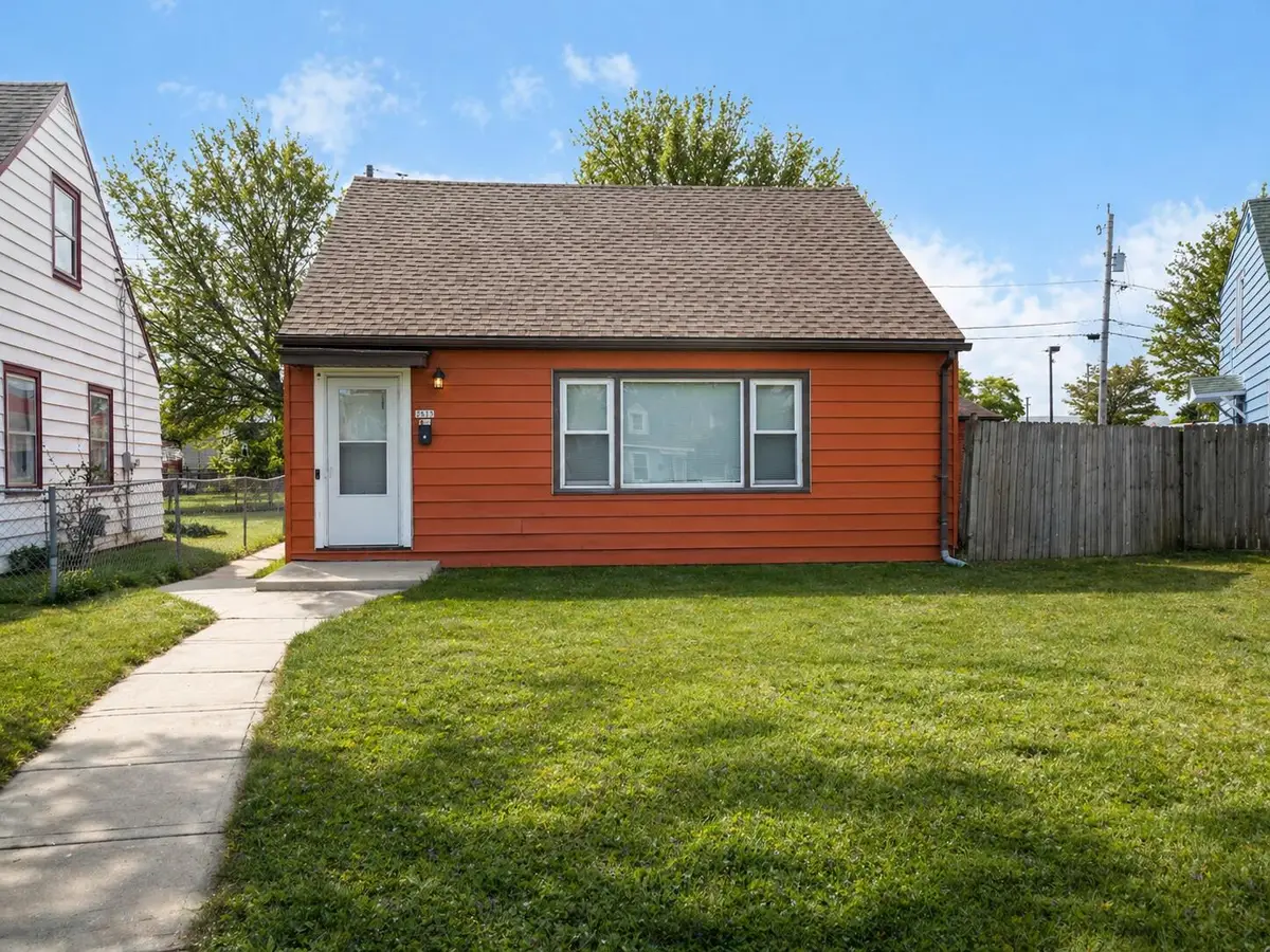 2619 W Linwal Ln, Milwaukee, WI 53209 - #1