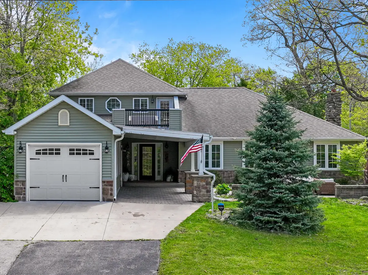 1069 Sauganash Dr, Fontana, WI 53125 - #1