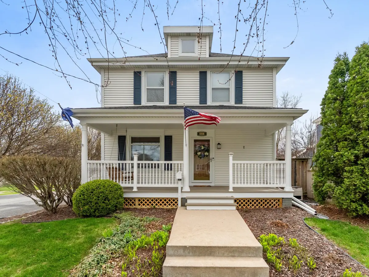 857 N 8th St, Manitowoc, WI 54220 - #1