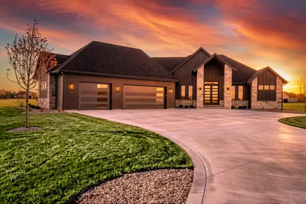 N67W34857 Ireland Dr, Oconomowoc, WI 53066